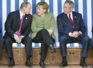 Angela Merkel mit Wladimir Putin und George W. Bush