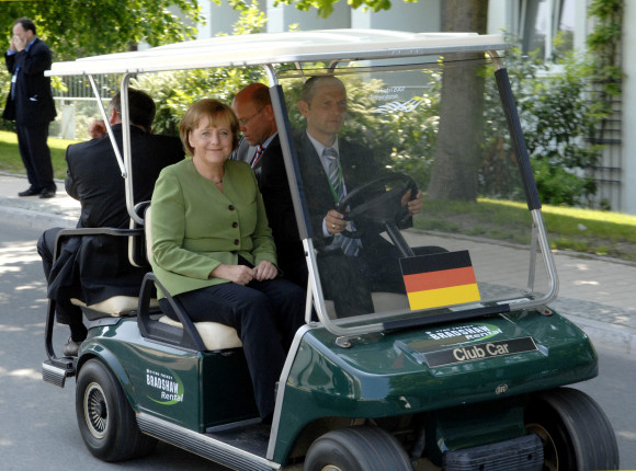Bewegung nach Bewegung: Angela Merkel unterwegs auf dem Tagungsgelände
