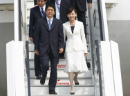 Ankunft des japanischen Premierministers Shinzo Abe und seiner Frau Akie am Flughafen Rostock-Laage