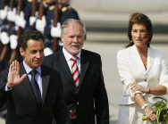 Der französische Präsident Nicolas Sarkozy und seine Frau Cécilia werden am Flughafen Rostock-Laage von Harald Ringstorff, Ministerpräsident von Mecklenburg-Vorpommern, begrüßt.