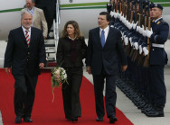 EU-Kommissionspräsident Barroso und seine Frau Margarida Sousa Uva werden von Ministerpräsident Ringstorff begrüßt
