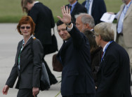 EU-Kommissionspräsident José Manuel Barroso Rostock winkt nach seiner Ankunft auf dem Flughafen