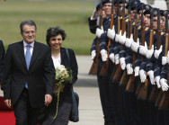 Der italienische Ministerpräsident Prodi und seine Frau Flavia schreiten das Ehrenspalier der Luftwaffe ab