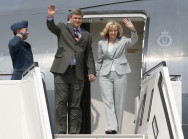 Der kanadische Premierminister Harper und seine Frau Laureen winken von der Gangway ihres Flugzeugs