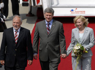 Der kanadische Premierminister Harper, seine Frau Laureen und Ministerpräsident Ringstorff auf dem roten Teppich