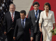 Der französische Staatspräsident Sarkozy und seine Frau Cécilia mit Ministerpräsident Ringsdorff auf dem roten Teppich