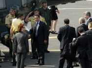 Der französische Staatspräsident Sarkozy begrüßt die Piloten seines Hubschraubers nach Heiligendamm