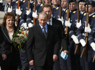 Der russische Präsident Putin und seine Frau Ludmila Alexandrowna schreiten das Ehrenspalier ab