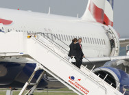 Ankunft des britischen Premierministers Tony Blair und seiner Frau Cherie am Flughafen Rostock-Laage
