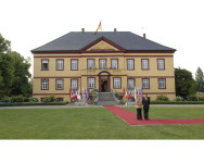 Bundeskanzlerin Merkel und Professor Sauer erwarten ihre Gäste vor Gut Hohen Lukow