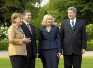 Bundeskanzlerin Angela Merkel und ihr Mann Joachim Sauer begrüßen den kanadischen Premier Stephen Harper und seine Frau Laureen auf Gut Hohen Luckow