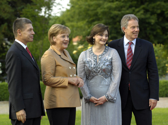 Bundeskanzlerin Angela Merkel und ihr Mann Joachim Sauer begrüßen den britischen Premier Tony Blair und seine Frau Cherie auf Gut Hohen Luckow