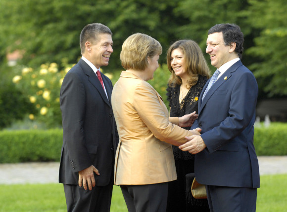 Bundeskanzlerin Angela Merkel und ihr Mann Joachim Sauer begrüßen EU-Kommissionspräsident José Manuel Barroso und seine Frau Margarida Sousa Uva auf Gut Hohen Luckow