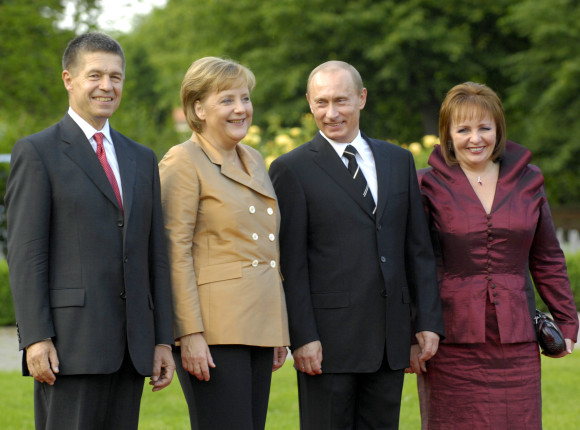 Bundeskanzlerin Angela Merkel und ihr Mann Joachim Sauer begrüßen den russischen Präsidenten Wladimir Putin und seine Frau Ludmila Putina auf Gut Hohen Luckow