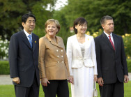Bundeskanzlerin Angela Merkel und ihr Mann Joachim Sauer begrüßen den japanischen Premier Shinzo Abe und seine Frau Akie auf Gut Hohen Luckow