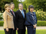 Bundeskanzlerin Angela Merkel und ihr Mann Joachim Sauer begrüßen den italienischen Ministerpräsidenten Romano Prodi und seine Frau Flavia Franzoni Prodi auf Gut Hohen Luckow