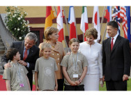 Bundeskanzlerin Angela Merkel und ihr Mann Joachim Sauer begrüßen den amerikanischen Präsidenten George W. Bush und seine Frau Laura auf dem Gut Hohen Luckow.