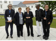 Bundeskanzlerin Angela Merkel trifft Bono, Bob Geldof, Youssouf N'Dur und Claudia Warning (VENRO) am Rande des G8-Gipfels in Heiligendamm