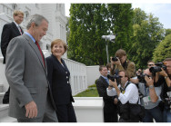 Bundeskanzlerin Angela Merkel und US-Präsident George W. Bush nach ihrem gemeinsamen Arbeitsmittagessen auf dem Weg zum Pressestatement in Heiligendamm