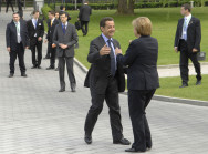 Bundeskanzlerin Merkel begrüßt den französischen Staatspräsidenten Sarkozy im Park von Heiligendamm
