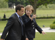 Bundeskanzlerin Merkel und der französische Staatspräsident Sarkozy im Gespräch im Park von Heiligendamm