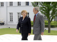 Bundeskanzlerin Angela Merkel und der amerikanische Präsident George W. Bush auf dem Weg zu einem bilateralen Arbeitsmittagessen in Heiligendamm.