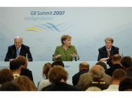 Sherpa Bernd Pfaffenbach, Bundeskanzlerin Angela Merkel und Regierungssprecher Ulrich Wilhelm während eines Pressebriefings in Heiligendamm.
