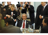 US-Präsident George W. Bush zu Beginn der ersten Arbeitssitzung im Kurhaus Heiligendamm