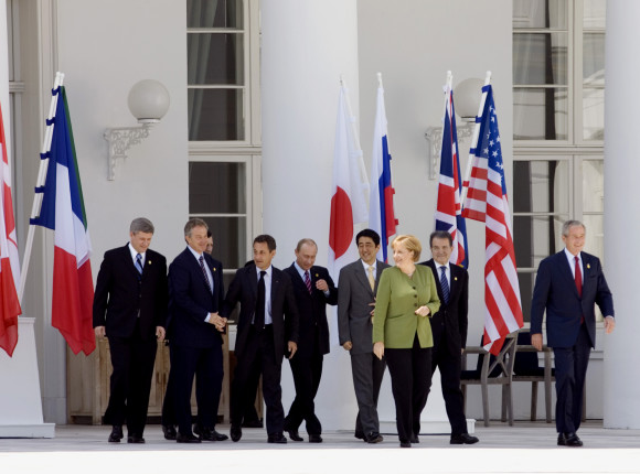 Familienfoto, v.l.: Stephen Harper (Kanada), Tony Blair (Großbritannien), José Barroso (EU), Nicolas Sarkozy (Frankreich), Wladimir Putin (Russland), Shinzo Abe (Japan), Bundeskanzlerin Angela Merkel, Romano Prodi (Italien), George W Bush (USA)