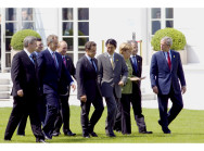 Familienfoto, v.l.: Stephen Harper (Kanada), José Barroso (EU), Tony Blair (Großbritannien), Wladimir Putin (Russland), Nicolas Sarkozy (Frankreich), Shinzo Abe (Japan), Bundeskanzlerin Angela Merkel, Romano Prodi (Italien), George W. Bush (USA)