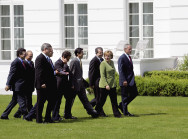 Familienfoto, v.l.: José Barroso (EU),Wladimir Putin (Russland), Stephen Harper (Kanada), Tony Blair (Großbritannien), Nicolas Sarkozy (Frankreich), Shinzo Abe (Japan), Romano Prodi (Italien), Bundeskanzlerin Angela Merkel, George W. Bush (USA)
