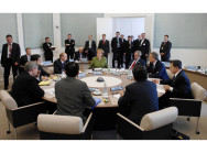 Blick in die erste Arbeitssitzung der G8 unter der Leitung von Angela Merkel