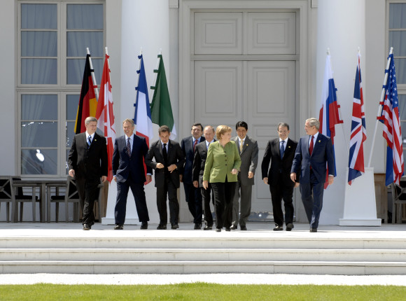 Familienfoto, v.l.: Stephen Harper (Kanada), Tony Blair (Großbritannien), Nicolas Sarkozy (Frankreich), José Manuel Barroso (EU), Wladimir Putin (Russland), Bundeskanzlerin Angela Merkel, Shinzo Abe (Japan), Romano Prodi (Italien), George W. Bush (USA)