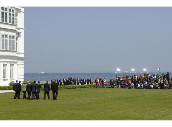 Hunderte Pressefotografen erwarten die Staats- und Regierungschefs zum Familienfoto vor dem Kurhaus in Heiligendamm