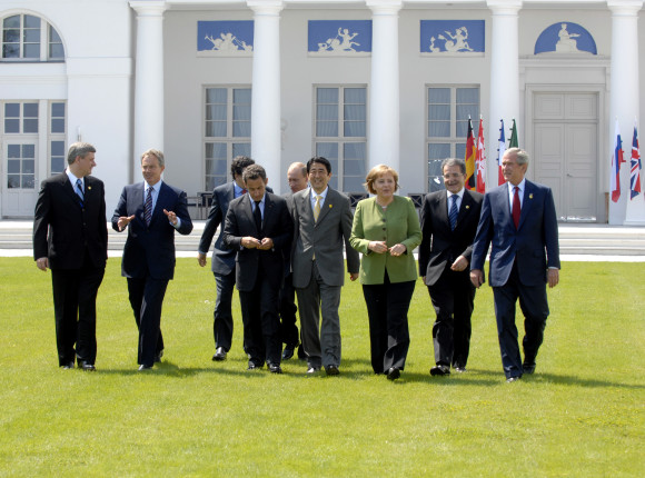 Familienfoto, v.l.: Stephen Harper (Kanada), Tony Blair (Großbritannien), José Manuel Barroso (EU), Nicolas Sarkozy (Frankreich), Wladimir Putin (Russland), Shinzo Abe (Japan), Bundeskanzlerin Angela Merkel, Romano Prodi (Italien), George W. Bush (USA)