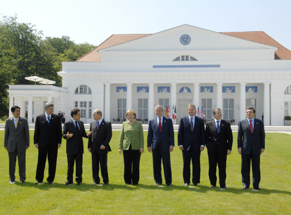 Familienfoto, v.l.: Shinzo Abe (Japan), Stephen Harper (Kanada), Nicolas Sarkozy (Frankreich), Wladimir Putin (Russland), Bundeskanzlerin Angela Merkel, George W. Bush (USA), Tony Blair (Großbritannien), Romano Prodi (Italien), José Manuel Barroso (EU)