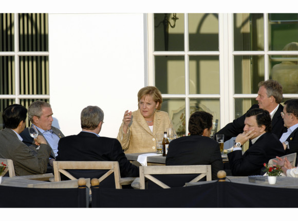 Die Staats- und Regierungschefs der G8 auf der Terrasse des Kurhauses in Heiligendamm