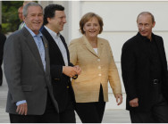 Angela Merkel mit George W. Bush, José Manuel Barroso und Wladimir Putin beim Aperitif