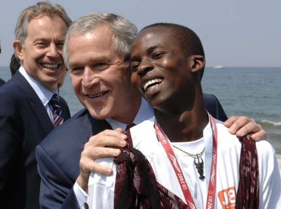 George Bush mit einem J8-Teilnehmer, im Hintergrund Tony Blair 