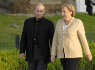 Bundeskanzlerin Angela Merkel und Wladimir Putin auf dem Weg zur Seebrücke