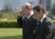 Wladimir Putin und Nicolas Sarkozy gehen zum Strandkorb