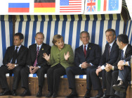 Bundeskanzlerin Merkel mit den G8 Staats- und Regierungschefs in einem Strandkorb