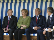 Bundeskanzlerin Merkel mit Wladimir Putin, George Bush und Tony Blair in einem Strandkorb