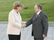 Bundeskanzlerin Angela Merkel begrüßt den Präsidenten von Algerien Abdelaziz Bouteflika