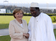 Bundeskanzlerin Angela Merkel begrüßt Alpha Oumar Konaré, Vorsitzender der Afrikanischen Union, in Heiligendamm