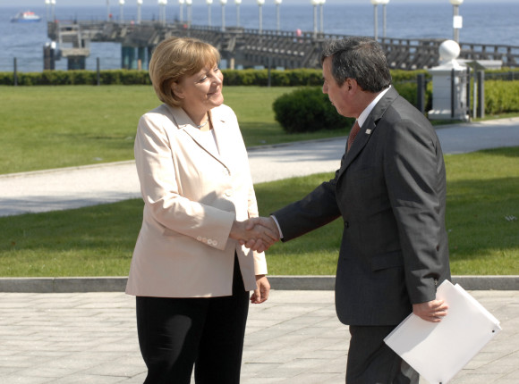 Bundeskanzlerin Angela Merkel begrüßt den Vertreter der Weltbank Francois Bourguignon