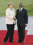 Bundeskanzlerin Angela Merkel begrüßt den südafrikanischen Präsidenten Thabo Mvuyelwa Mbeki in Heiligendamm
