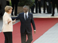 Bundeskanzlerin Angela Merkel begrüßt den südafrikanischen Präsidenten Thabo Mvuyelwa Mbeki in Heiligendamm