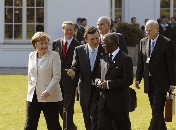 Bundeskanzlerin Merkel und EU-Kommissionspräsident Barroso im Gespräch mit dem südafrikanischen Präsidenten Thabo Mbeki