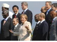 Bundeskanzlerin Merkel beim G8 Gruppenfoto mit den Afrika Outreach-Vertretern